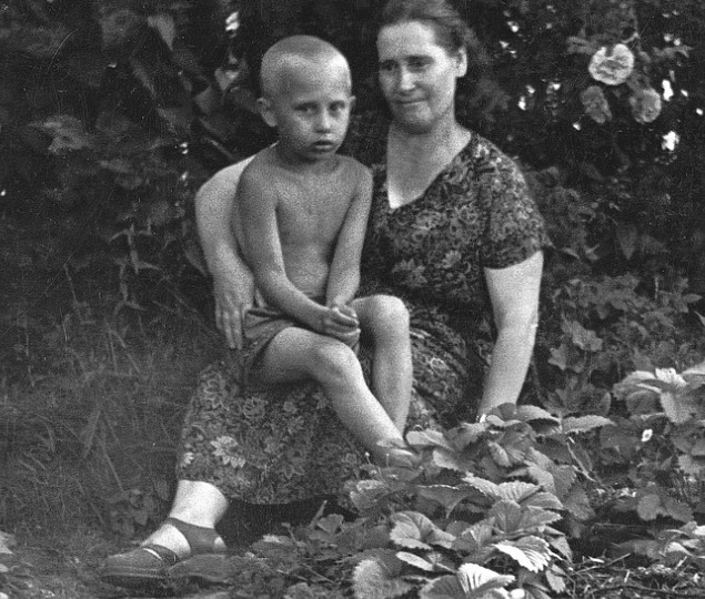 プーチン大統領の幼少期と母親の画像